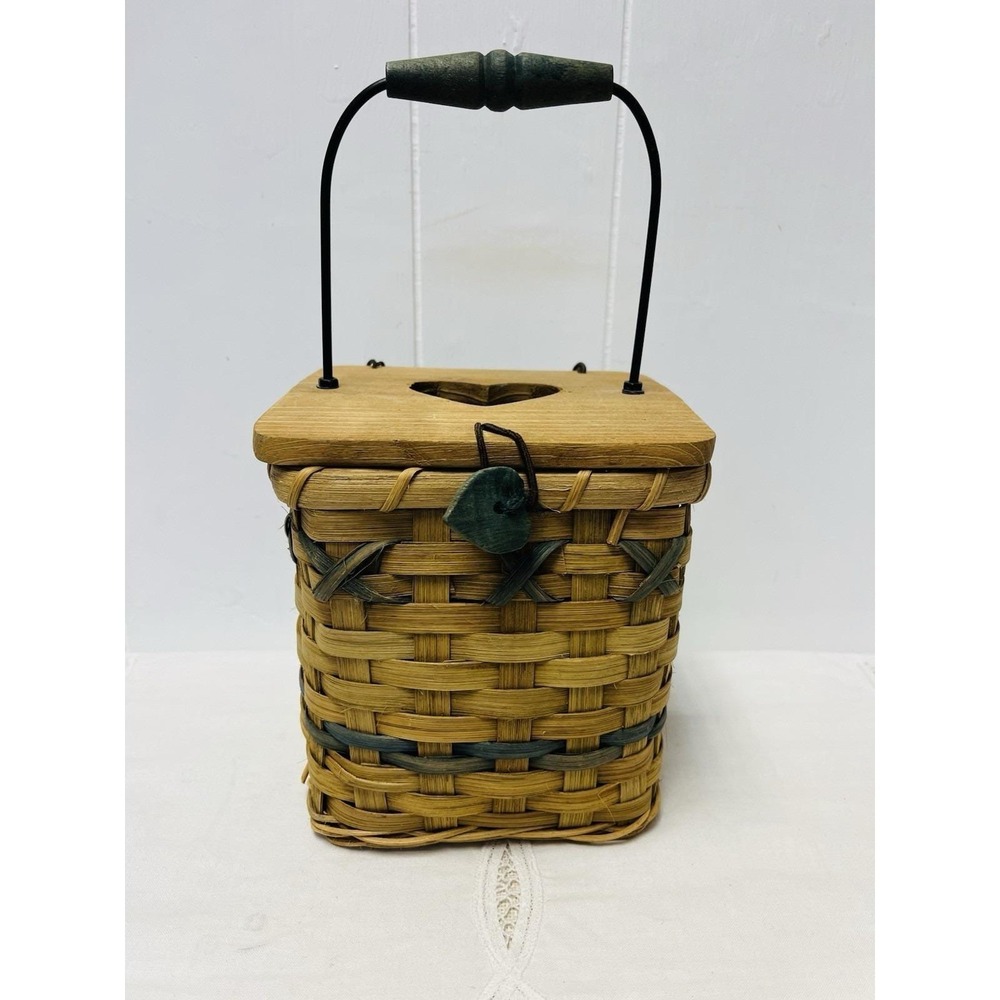 VTG Farmhouse Woven Wood‎ Tissue Box Basket Country Heart Decor Storage Novelty
